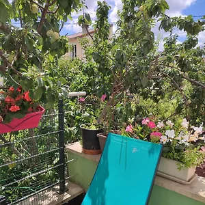 Calme Et Ensoleillé Dans Maison De Appartement